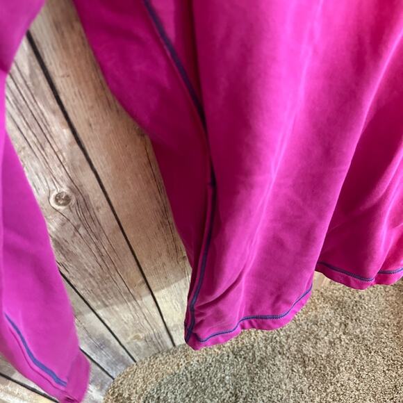 Tommy Bahama Women’s large zip up, magenta with blue accents, front pockets - Picture 4 of 8